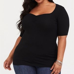 TORRID BLACK RUCHED FOXY TEE SIZE 4